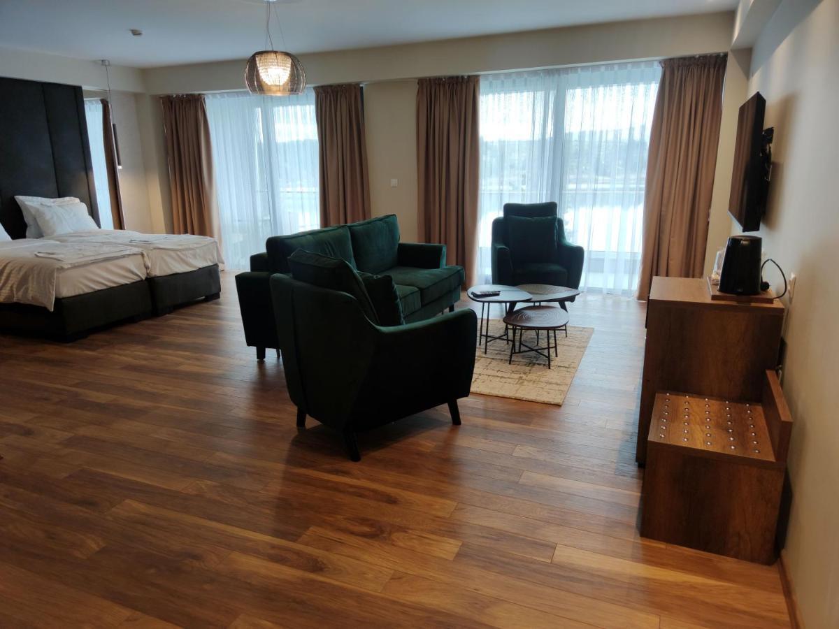 Glorius Hotel เวเลส ภายนอก รูปภาพ